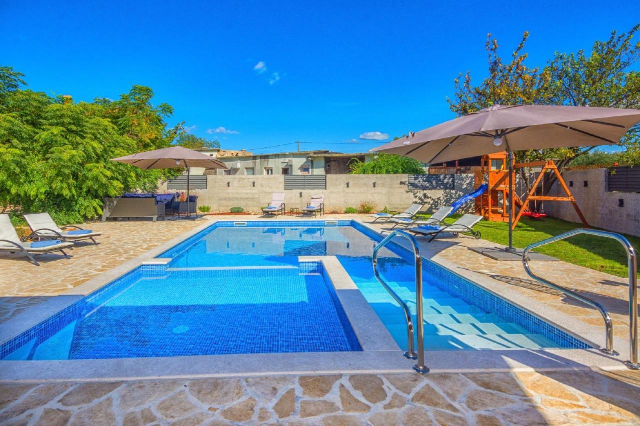 Holiday Home Tower With Private Pool, Sauna And Quads Smilcic 外观 照片