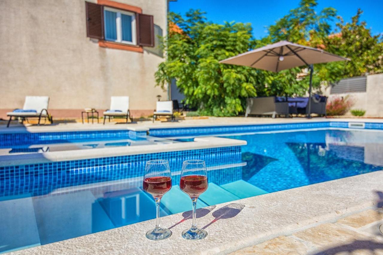 Holiday Home Tower With Private Pool, Sauna And Quads Smilcic 外观 照片