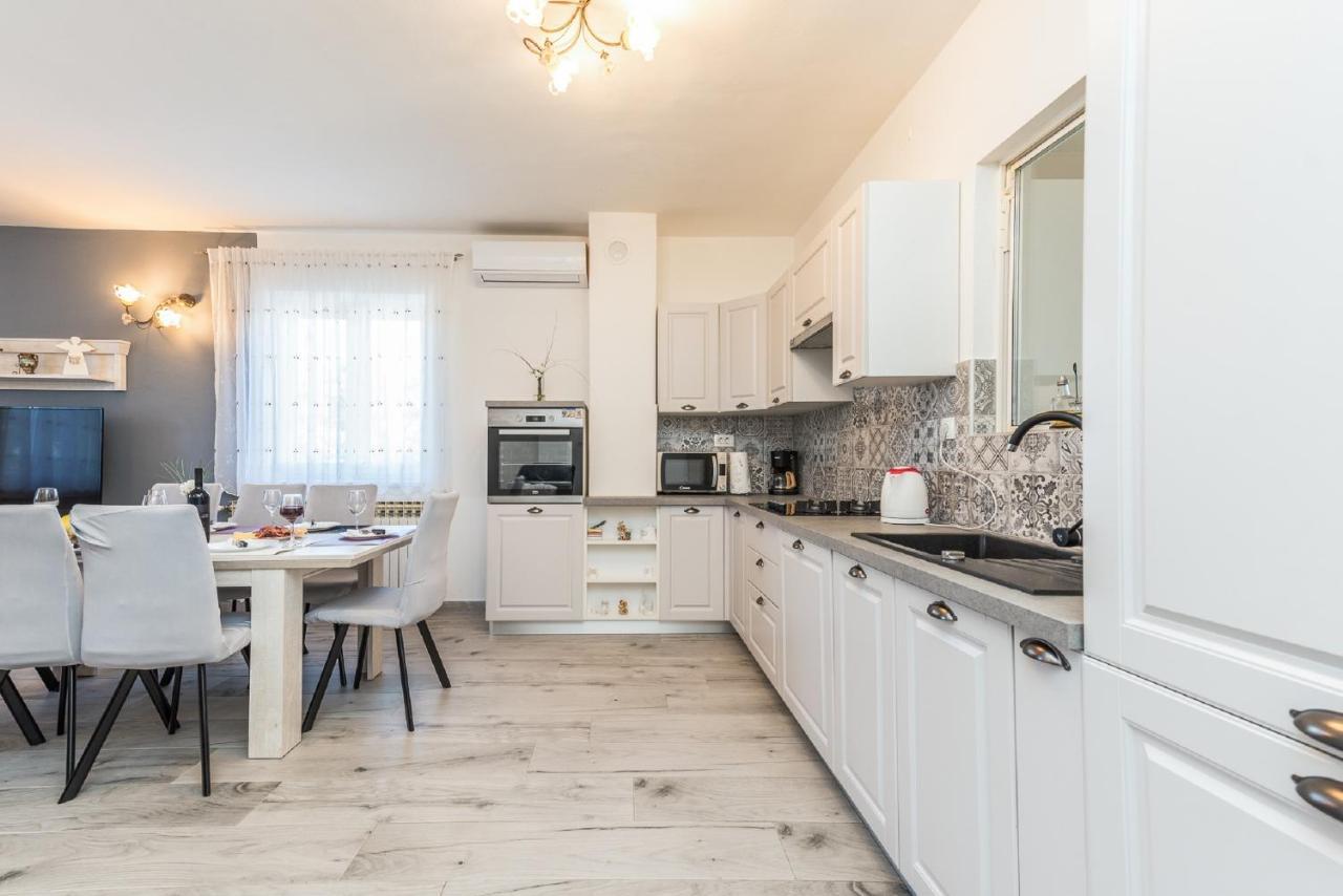 Holiday Home Tower With Private Pool, Sauna And Quads Smilcic 外观 照片