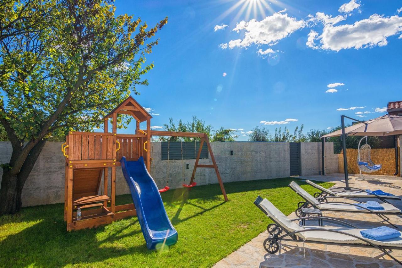 Holiday Home Tower With Private Pool, Sauna And Quads Smilcic 外观 照片