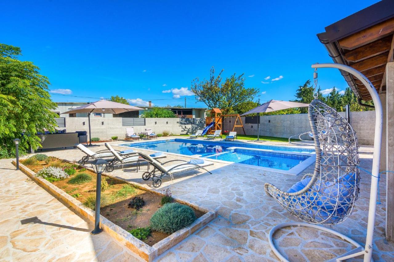 Holiday Home Tower With Private Pool, Sauna And Quads Smilcic 外观 照片