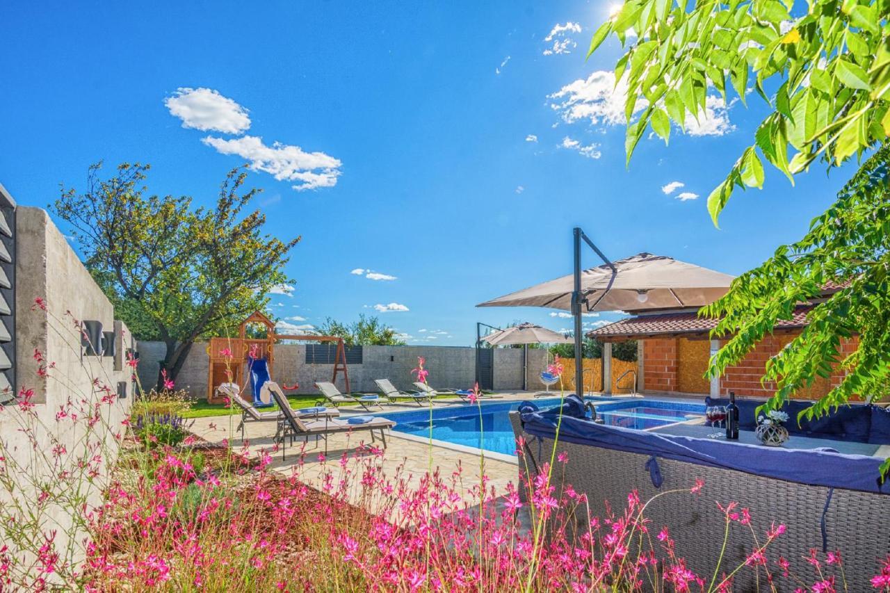 Holiday Home Tower With Private Pool, Sauna And Quads Smilcic 外观 照片